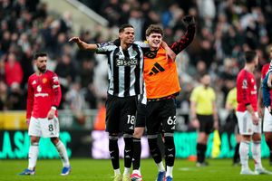 Newcastle resiste con diez y fulmina al Manchester United con gol al 90'