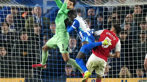 Arsenal y Brighton disputando el balón l AP