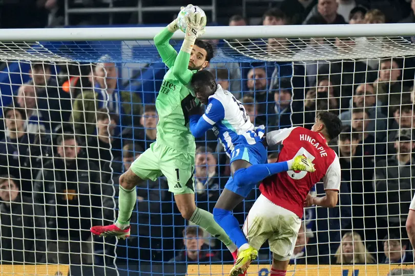Arsenal y Brighton disputando el balón l AP