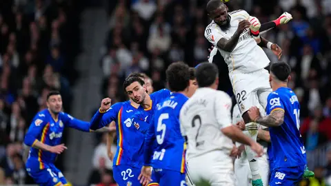 Antonio Rudiger gana un duelo aereo en el Real Madrid vs Getafe 2026 | AP