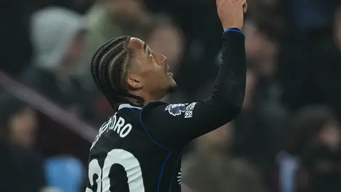 João Pedro celebrando con el Chelsea l AP