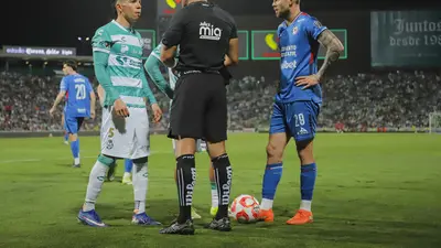 ¡Un desastre! Polémico arbitraje mancha triunfo del Cruz Azul sobre Santos Laguna