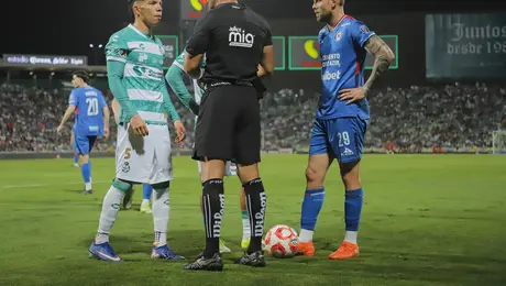 ¡Un desastre! Polémico arbitraje mancha triunfo del Cruz Azul sobre Santos Laguna