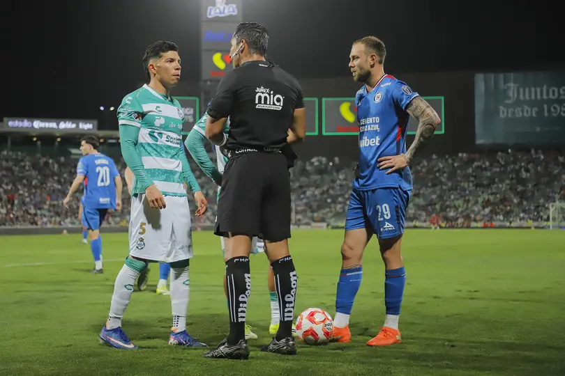 Arbitraje en el Santos Laguna vs Cruz Azul l IMAGO7