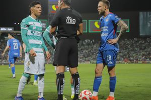 ¡Un desastre! Polémico arbitraje mancha triunfo del Cruz Azul sobre Santos Laguna