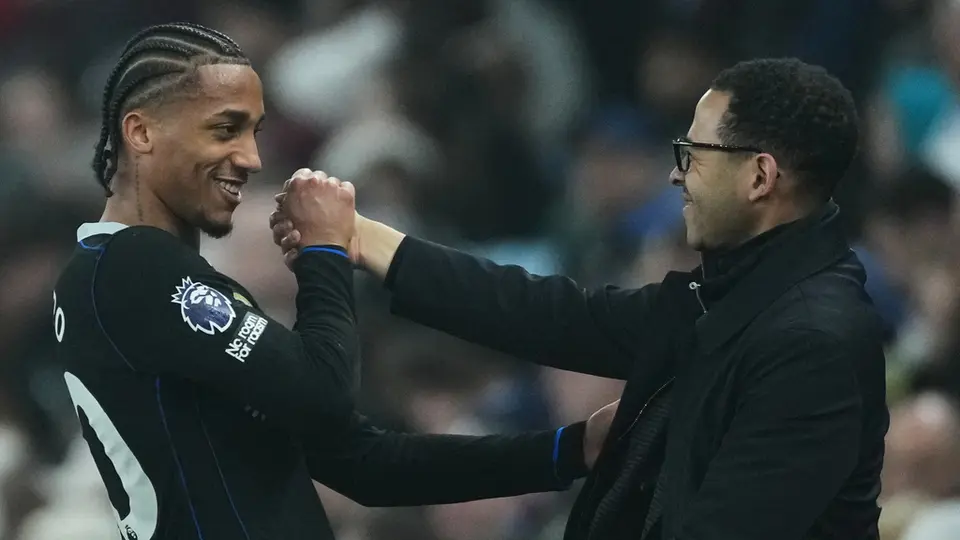João Pedro celebrando con su entrenador l AP