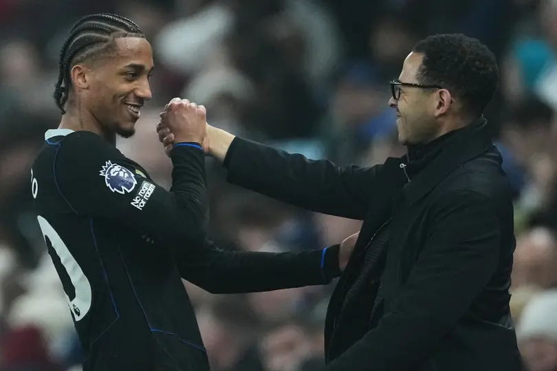 João Pedro celebrando con su entrenador l AP