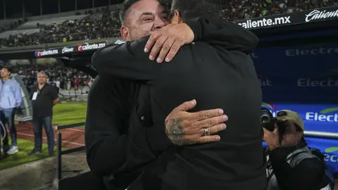 Abrazo de Mohamed y Efraín Juárez antes del partido de la Jornada 9 | Imago7