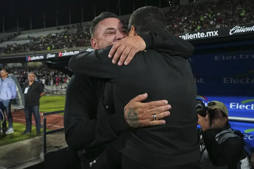 Abrazo de Mohamed y Efraín Juárez antes del partido de la Jornada 9 | Imago7