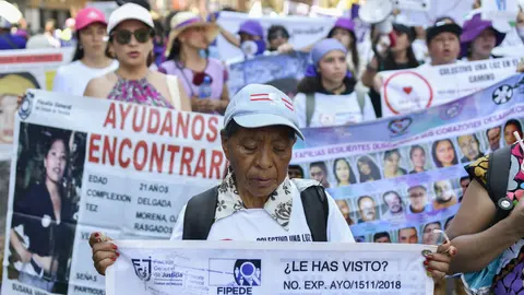 Mujeres preparan carteles con consignas feministas para participar en la marcha del Día Internacional de la Mujer./ AP