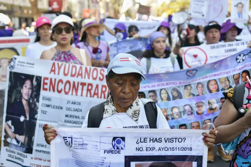 Mujeres preparan carteles con consignas feministas para participar en la marcha del Día Internacional de la Mujer./ AP