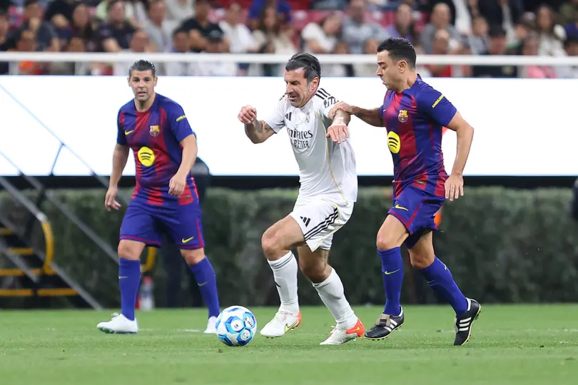 Xavi Hernández peleando el balón con Luis Figo en el Clásico de Leyendas | IMAGO7