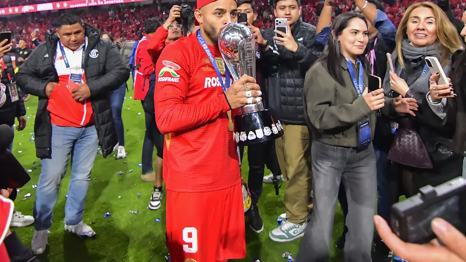 Alexis Vega celebra el título del Apertura 2025 con Toluca | IMAGO 7