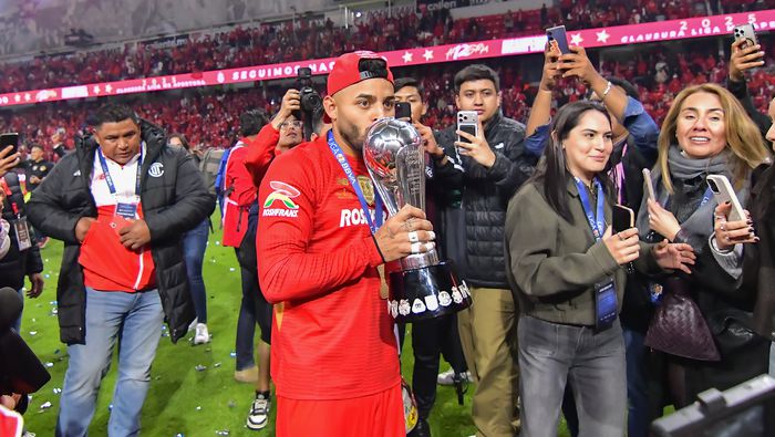 Alexis Vega celebra el título del Apertura 2025 con Toluca | IMAGO 7