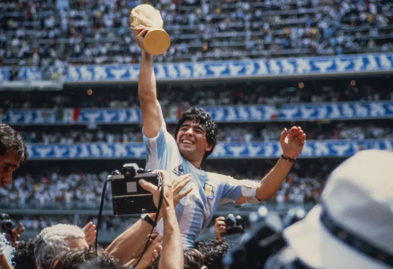 Maradona levanta el trofeo en la Copa Mundial México 1986 | MEXSPORT