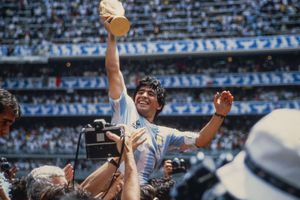 Maradona levanta el trofeo en la Copa Mundial México 1986 | MEXSPORT