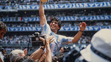 Maradona levanta el trofeo en la Copa Mundial México 1986 | MEXSPORT