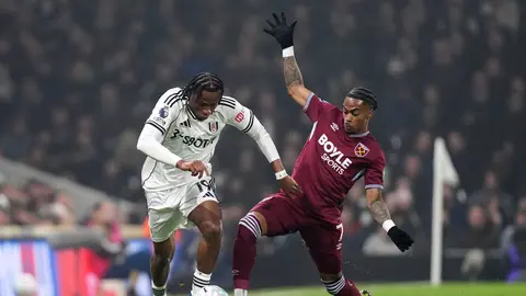 Samuel Chukwueze de Fulham se enfrenta a Crysencio Summerville de West Ham en Premier League | AP