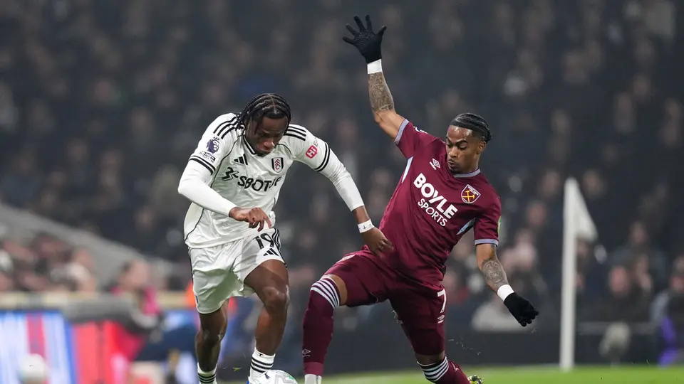 Samuel Chukwueze de Fulham se enfrenta a Crysencio Summerville de West Ham en Premier League | AP