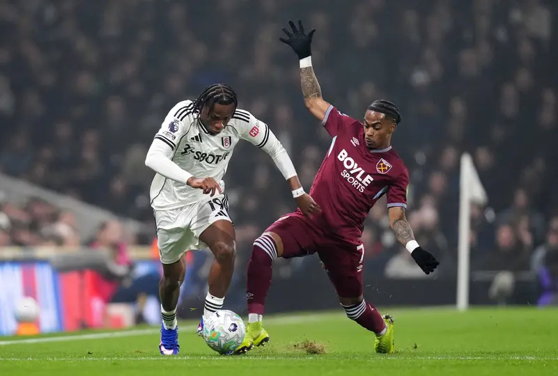 Samuel Chukwueze de Fulham se enfrenta a Crysencio Summerville de West Ham en Premier League | AP