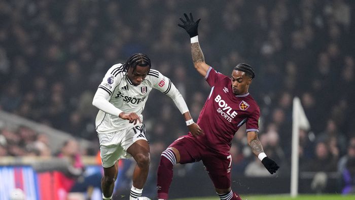 Samuel Chukwueze de Fulham se enfrenta a Crysencio Summerville de West Ham en Premier League | AP