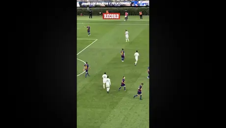 Luis Figo  es abucheado en el Estadio Akron