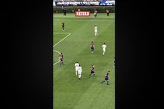 Luis Figo  es abucheado en el Estadio Akron