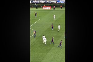 Luis Figo  es abucheado en el Estadio Akron