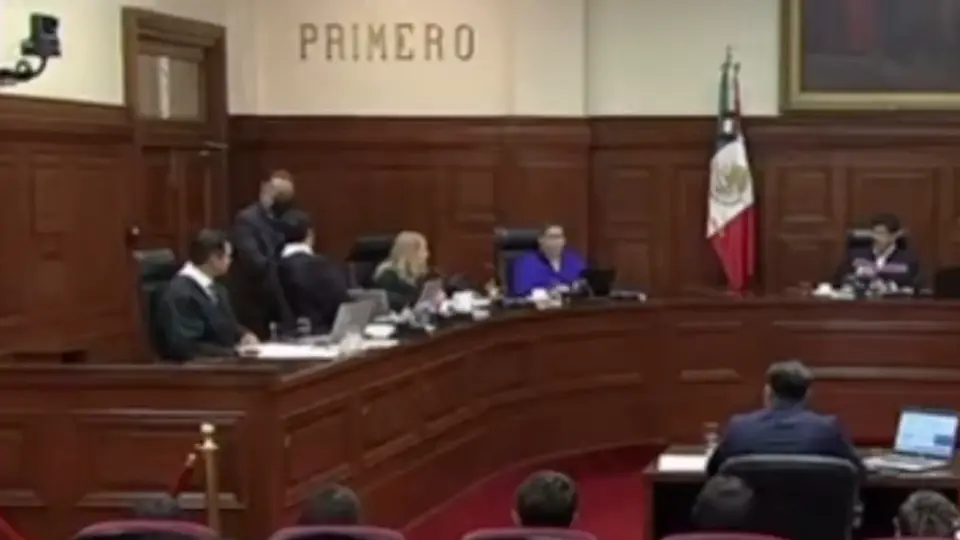 Personal de apoyo retira el dispositivo que causó el ruido en la sesión del máximo tribunal. / SCJN