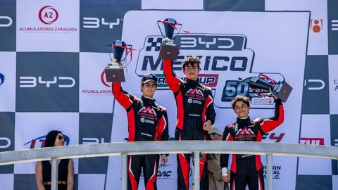 Ganadores recibieron trofeos l Afición responde 