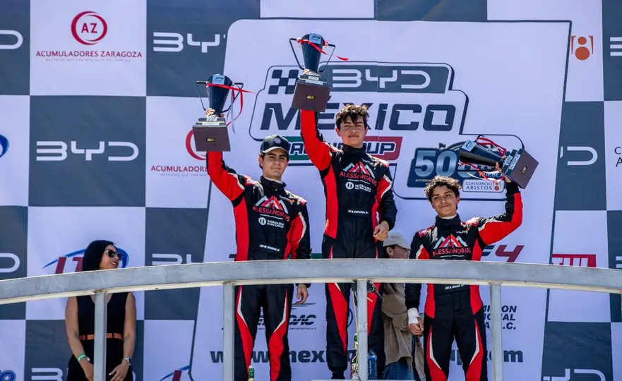 Ganadores recibieron trofeos l Afición responde 
