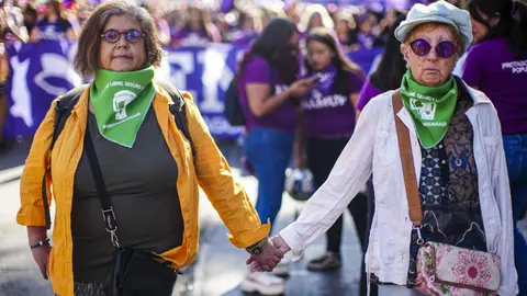 Mensajes como “Ni una menos” y “Vivas nos queremos” son comunes en las manifestaciones del 8 de marzo./ AP