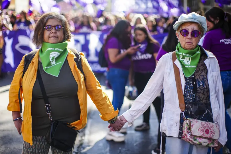 Mensajes como “Ni una menos” y “Vivas nos queremos” son comunes en las manifestaciones del 8 de marzo./ AP