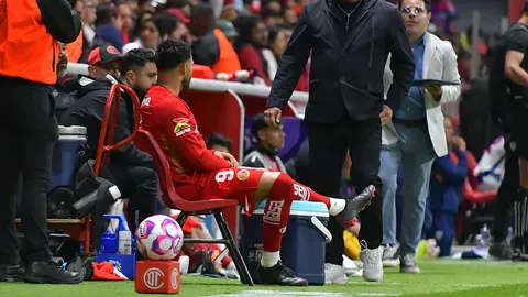 Antonio Mohamed y Alexis Vega en un partido de Toluca en el Apertura 2025 | IMAGO 7
