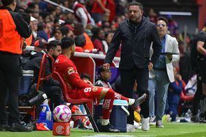 Antonio Mohamed y Alexis Vega en un partido de Toluca en el Apertura 2025 | IMAGO 7