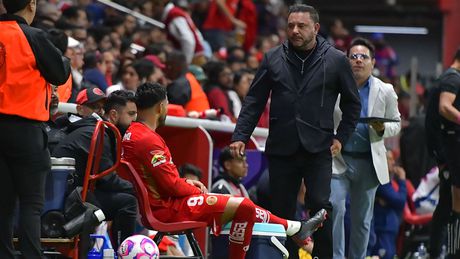 Antonio Mohamed y Alexis Vega en un partido de Toluca en el Apertura 2025 | IMAGO 7