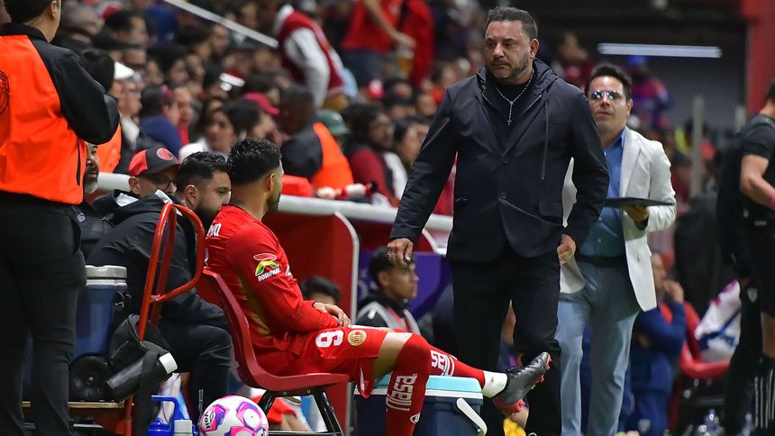 Antonio Mohamed y Alexis Vega en un partido de Toluca en el Apertura 2025 | IMAGO 7