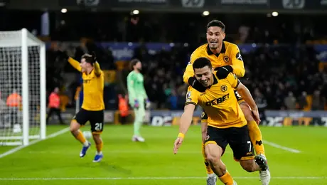 Wolves sorprende y vence al Liverpool con gol agónico