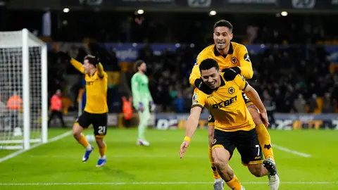 Wolves sorprende y vence al Liverpool con gol agónico