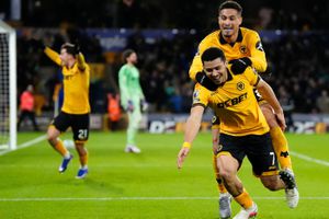 Wolves sorprende y vence al Liverpool con gol agónico