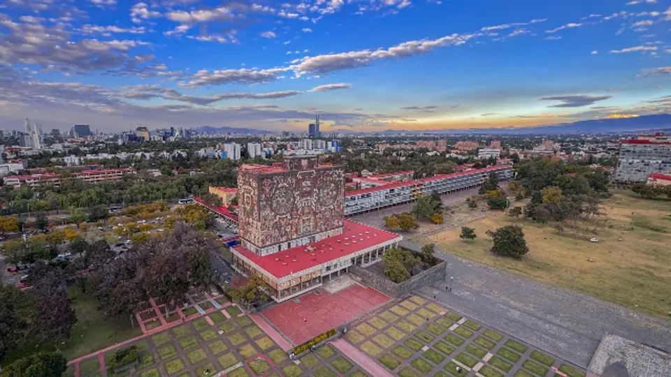La UNAM vendió un curso de inglés a un estudiante de Derecho para sacar su titulación / FB: @UNAM.MX.Oficial