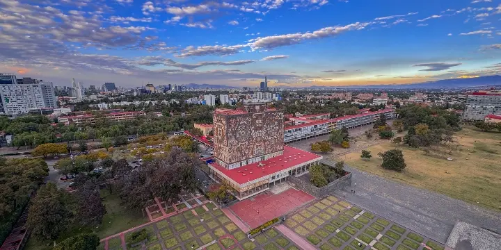 La UNAM vendió un curso de inglés a un estudiante de Derecho para sacar su titulación / FB: @UNAM.MX.Oficial