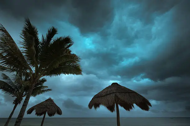 Los huracanes pueden generar lluvias intensas, inundaciones y fuertes rachas de viento. / iStock