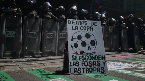 Letrero durante una protesta en Ciudad de México en contra del Mundial | AP