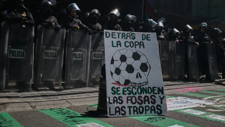Letrero durante una protesta en Ciudad de México en contra del Mundial | AP