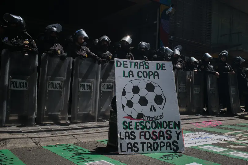Letrero durante una protesta en Ciudad de México en contra del Mundial | AP