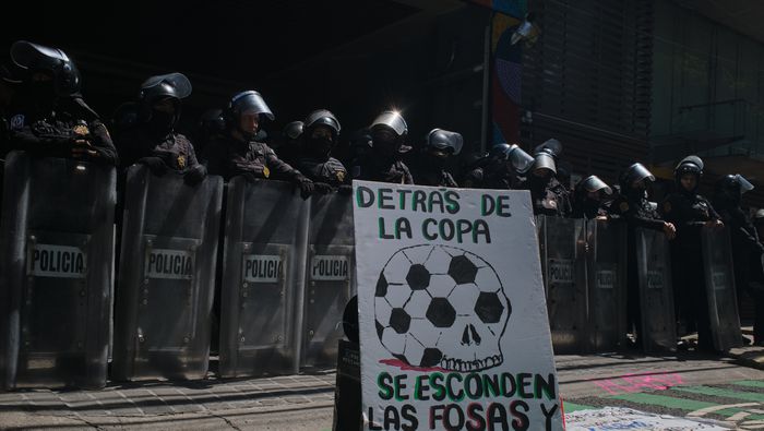 Letrero durante una protesta en Ciudad de México en contra del Mundial | AP