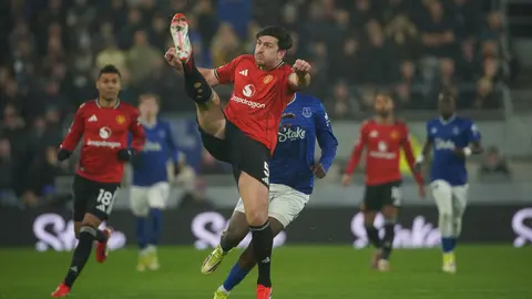 Harry Maguire en el compromiso de Manchester United ante Everton | AP