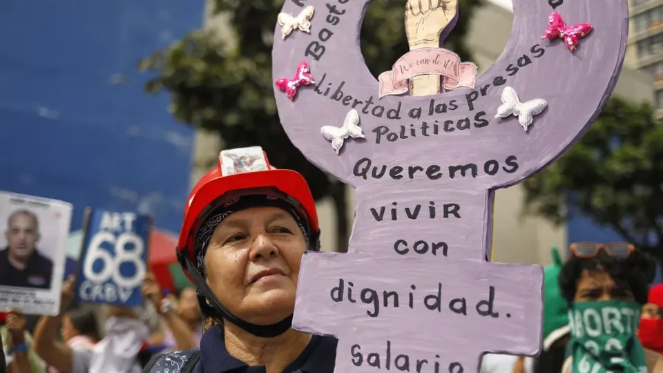 Los pañuelos y carteles forman parte de la expresión colectiva durante el Día Internacional de la Mujer./ AP