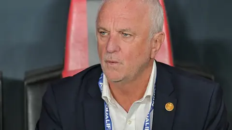 Director técnico de la Selección de Iraq, Graham Arnold, durante un partido | AP